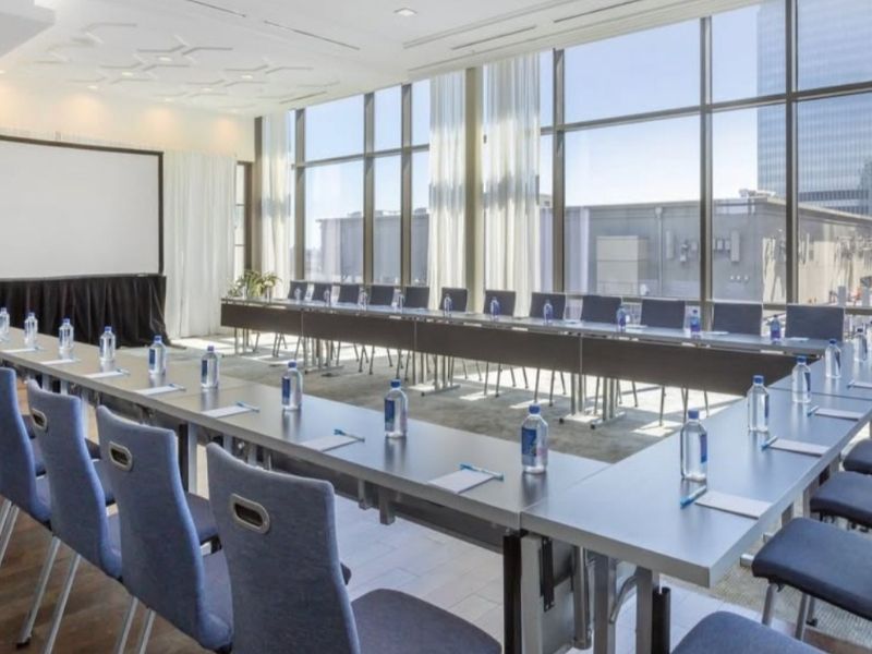 Sala de hotel con la mesa en U montada para una jornada de plantilla