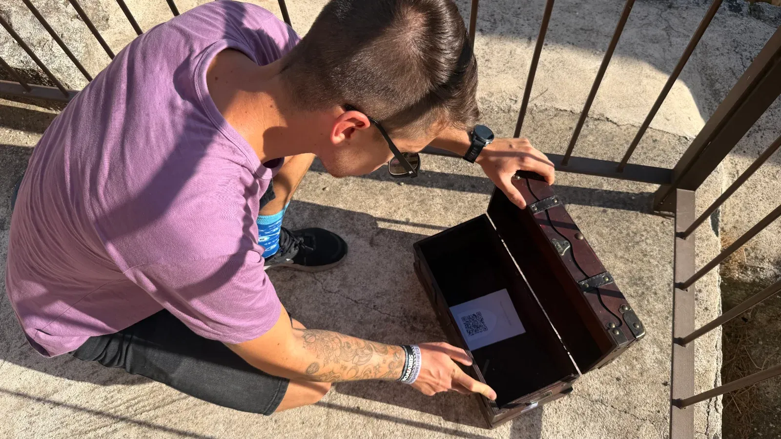 Persona destapando un cofre con la siguiente pista del juego