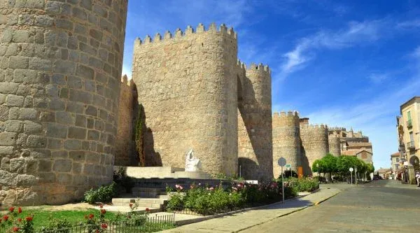 Torreones de la muralla de Ávila vistos desde la calle, escenario de una jornada de equipo